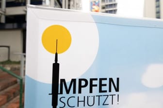 "Impfen schützt": Ein Hinweisschild für ein Impfzentrum in Stuttgart.