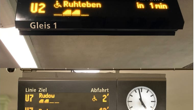 Alte (oben) und neue Anzeige der Berliner U-Bahnhöfe: Das neue Layout soll für eine besser Übersicht sorgen.