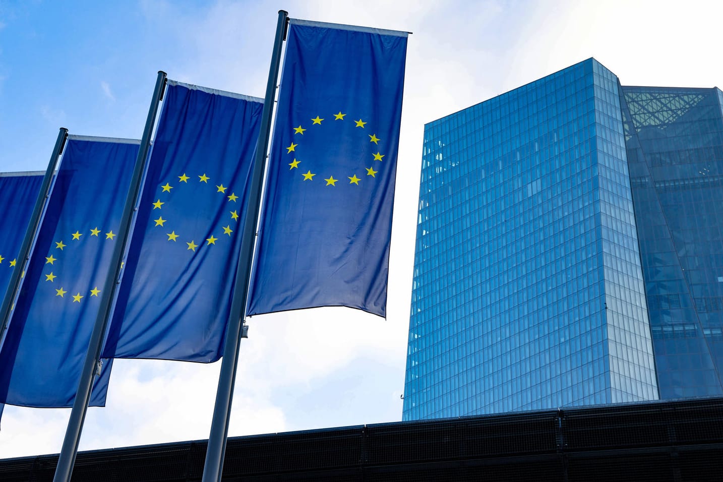 Gebäude der Europäischen Zentralbank in Frankfurt am Main (Symbolbild): Die Notenbank bleibt bei ihrem ultralockeren Kurs. Gebäude der Europäischen Zentralbank in Frankfurt am Main (Symbolbild): Die Notenbank bleibt bei ihrem ultralockeren Kurs.