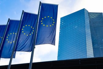 Gebäude der Europäischen Zentralbank in Frankfurt am Main (Symbolbild): Die Notenbank bleibt bei ihrem ultralockeren Kurs.