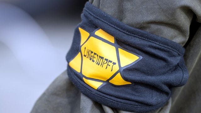 Ein Demonstrant trägt eine Armbinde mit einem Judenstern auf dem "ungeimpft" steht (Symbolbild): In Dortmund hat die Polizei das Tragen des Sterns verboten. Ein Demonstrant trägt eine Armbinde mit einem Judenstern auf dem "ungeimpft" steht (Symbolbild): In Dortmund hat die Polizei das Tragen des Sterns verboten.