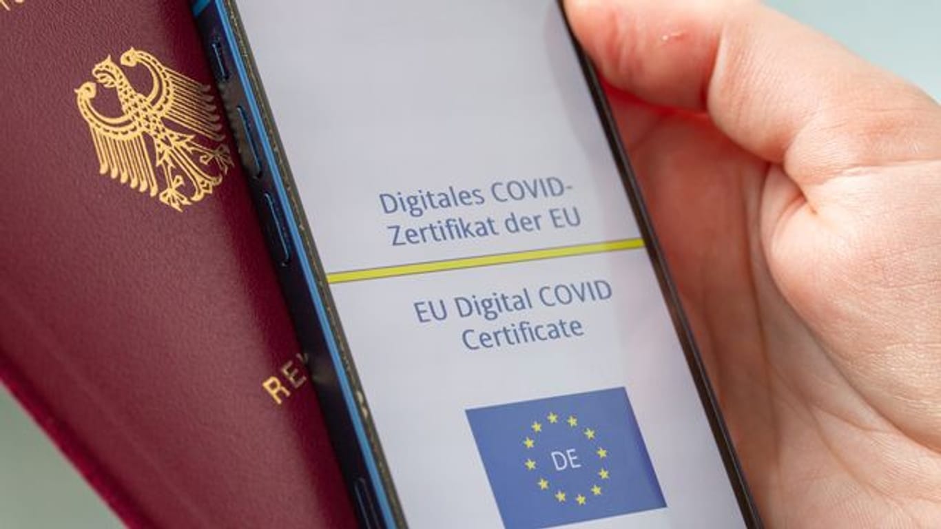 Das digitale EU-Covid-Zertifikat soll das durch Corona teils komplizierte Reisen in der EU einfacher machen.