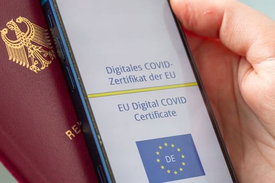 Das digitale EU-Covid-Zertifikat soll das durch Corona teils komplizierte Reisen in der EU einfacher machen.