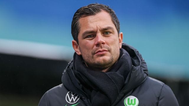 Wolfsburgs Sportdirektor Marcel Schäfer geht vor dem Spiel durch das Stadion. Wolfsburgs Sportdirektor Marcel Schäfer geht vor dem Spiel durch das Stadion.