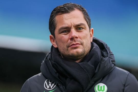 Wolfsburgs Sportdirektor Marcel Schäfer geht vor dem Spiel durch das Stadion.