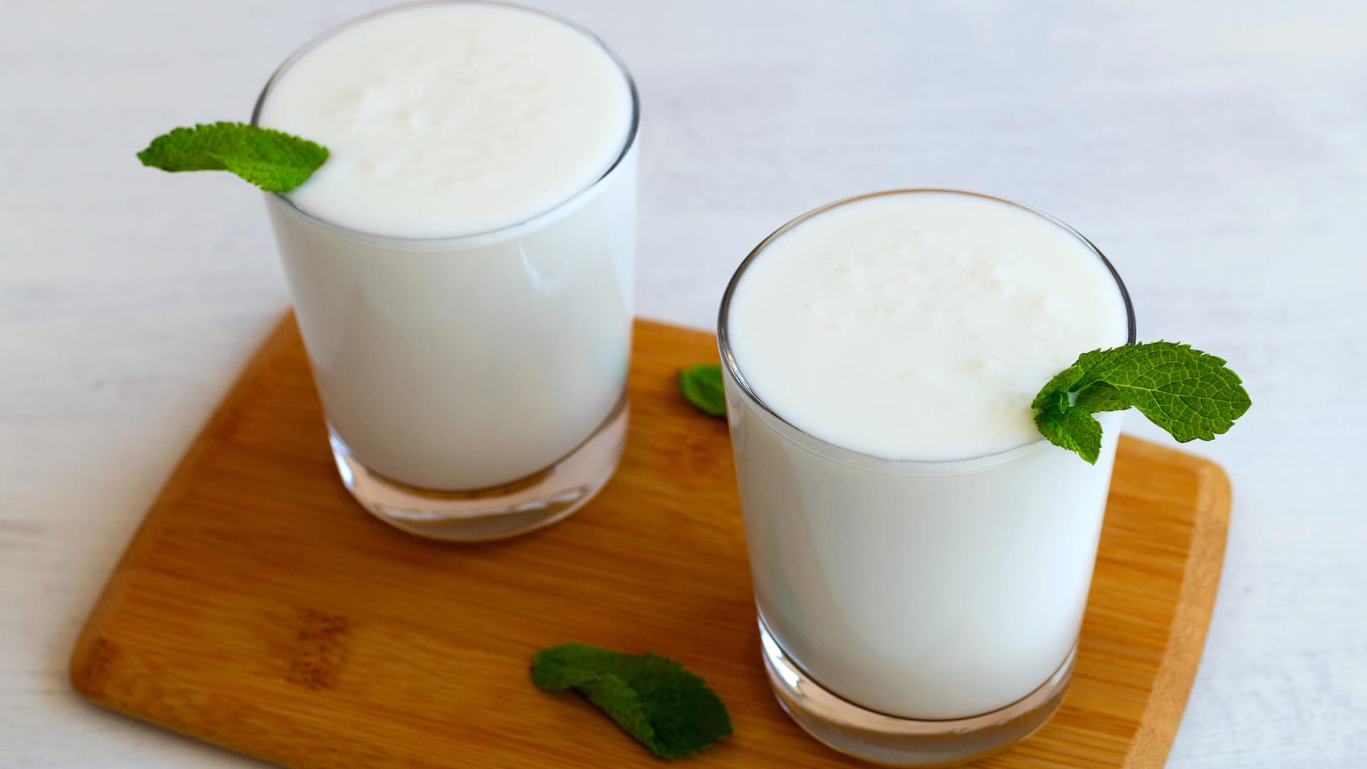 Namkin-Lassi: Kardamom, Koriander, Kreuzkümmel und Kurkuma sind typisch für die indische Küche. Auch für den Namkin-Lassi können Sie diese Gewürze verwenden.