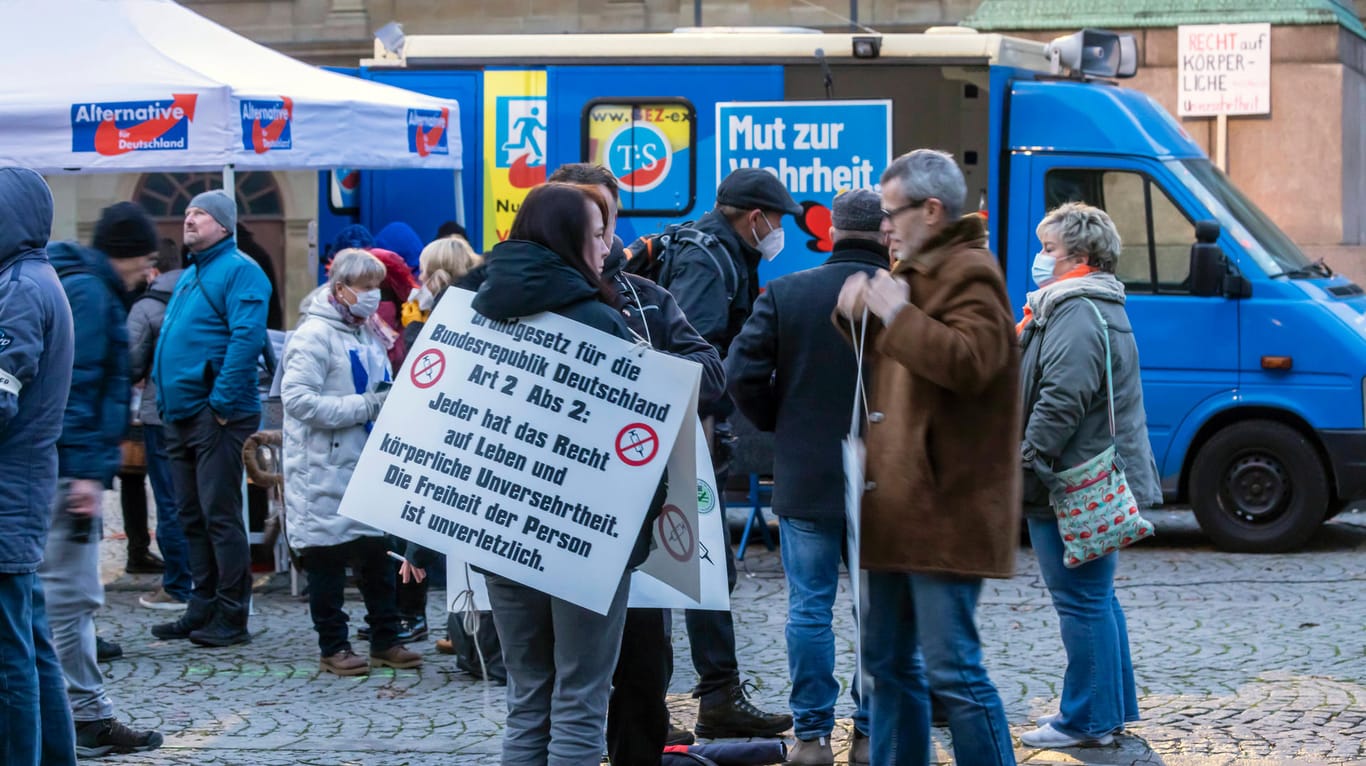 Kundgebung der AfD in Stuttgart (Symbolbild): Bei einer politischen Betätigung in der AfD sollen Beamte mit Konsequenzen rechnen müssen, fordert das DMIR.