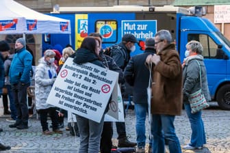 Kundgebung der AfD in Stuttgart (Symbolbild): Bei einer politischen Betätigung in der AfD sollen Beamte mit Konsequenzen rechnen müssen, fordert das DMIR.