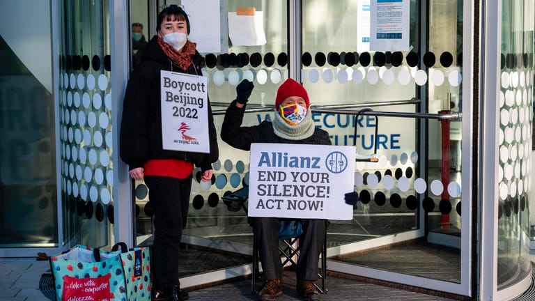 Protest vor Allianz-Standort in Berlin wegen Olympia-Sponsoring.