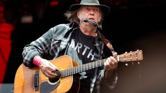 Der kanadische Sänger Neil Young war nur der Erste, der Spotify verlasen hat, jetzt fogten ihm andere Musiker. Der kanadische Sänger Neil Young war nur der Erste, der Spotify verlasen hat, jetzt fogten ihm andere Musiker.