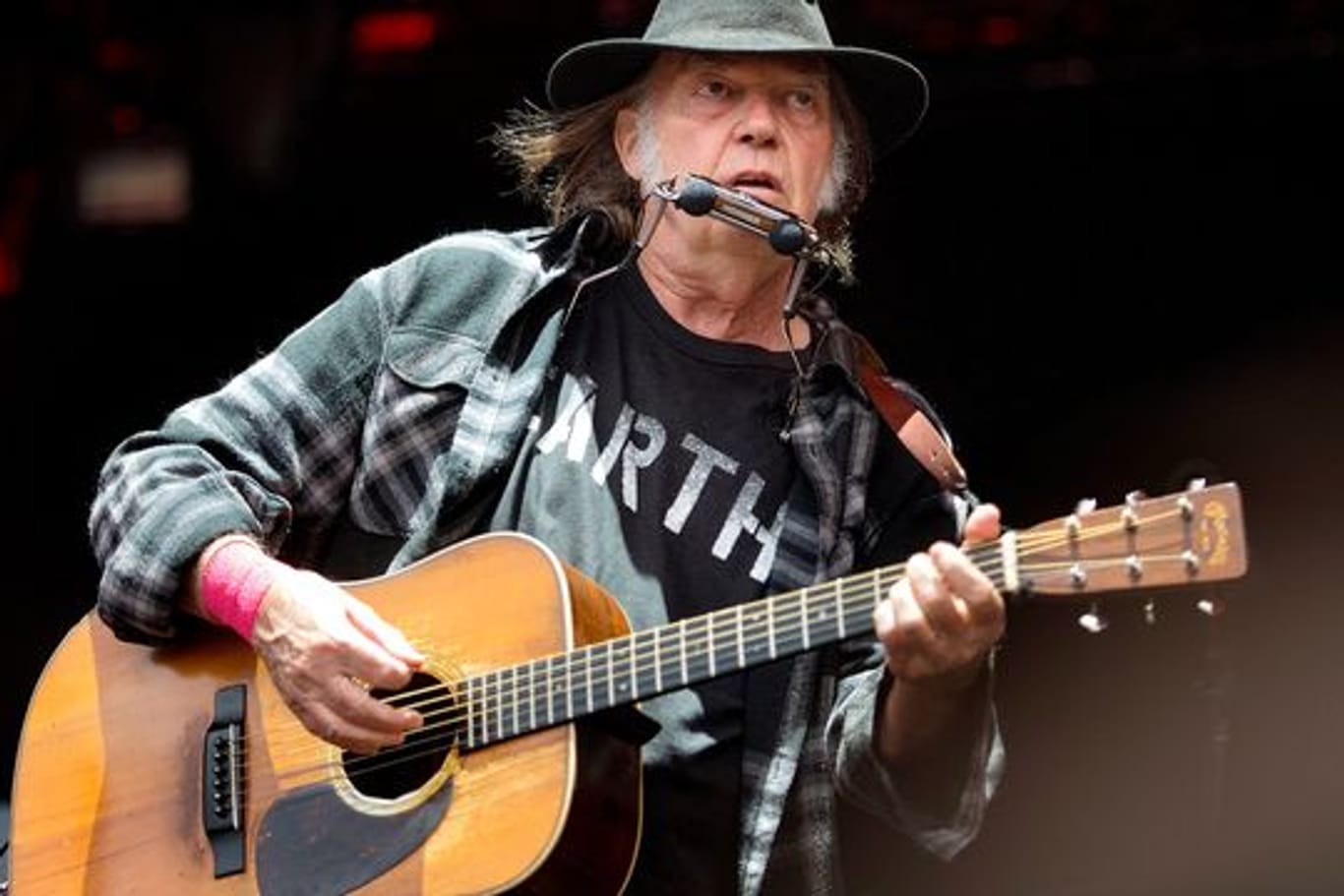 Der kanadische Sänger Neil Young war nur der Erste, der Spotify verlasen hat, jetzt fogten ihm andere Musiker.