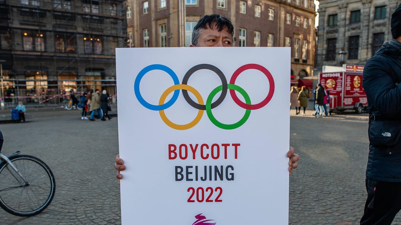 Weltweit sprechen sich Menschen für einen Boykott der Olympischen Winterspiele in Peking aus – wie hier ein Mann in Amsterdam.