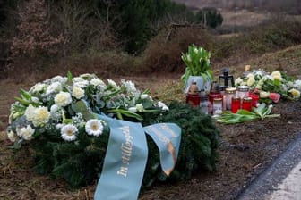 Ein Kranz, Blumen und Kerzen für die getötete Polizistin und ihren Kollegen.