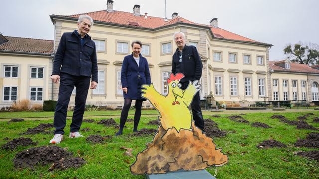 Kurator Wittmann, Direktorin Vetter-Liebenow und Gaymann stehen vor einem gemalten Huhn: Diese Zeichnungen machten Gaymann berühmt. Kurator Wittmann, Direktorin Vetter-Liebenow und Gaymann stehen vor einem gemalten Huhn: Diese Zeichnungen machten Gaymann berühmt.