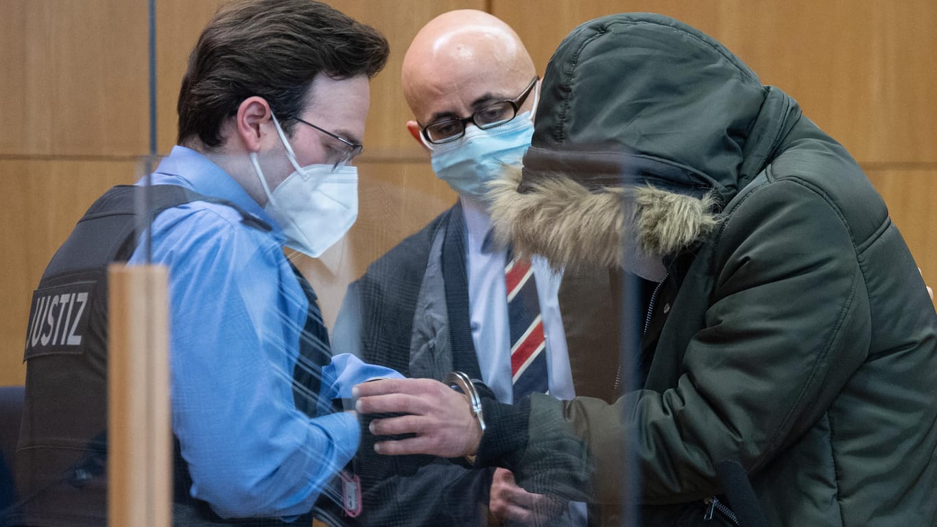 Der Angeklagte Alaa M. vor dem OLG in Frankfurt (Archivbild): Der 36-jährige Arzt steht wegen mutmaßlicher Folter vor Gericht.