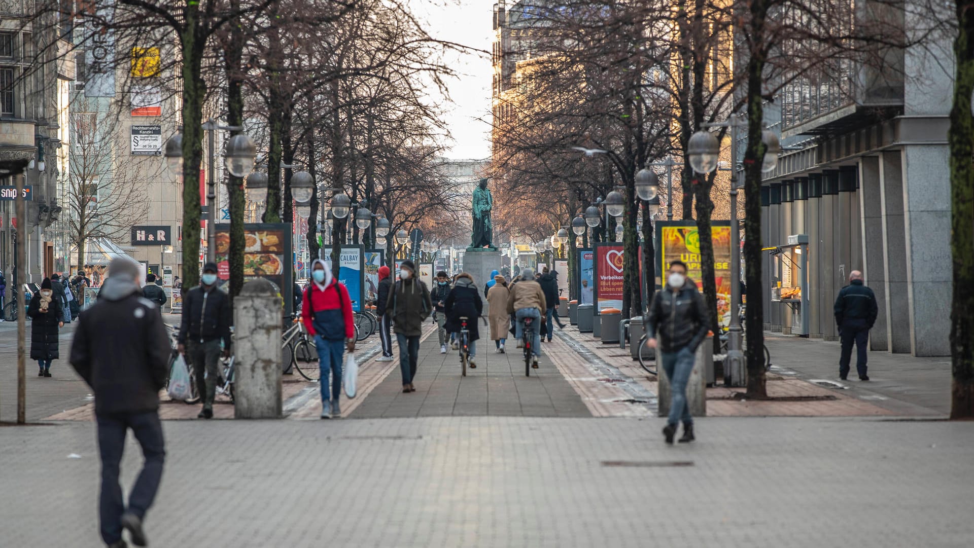 Passanten in der Hannoveraner Innenstadt (Archivbild): In Niedersachsen wurde die 2G-Regel für den Einzelhandel bereits im Dezember gekippt.