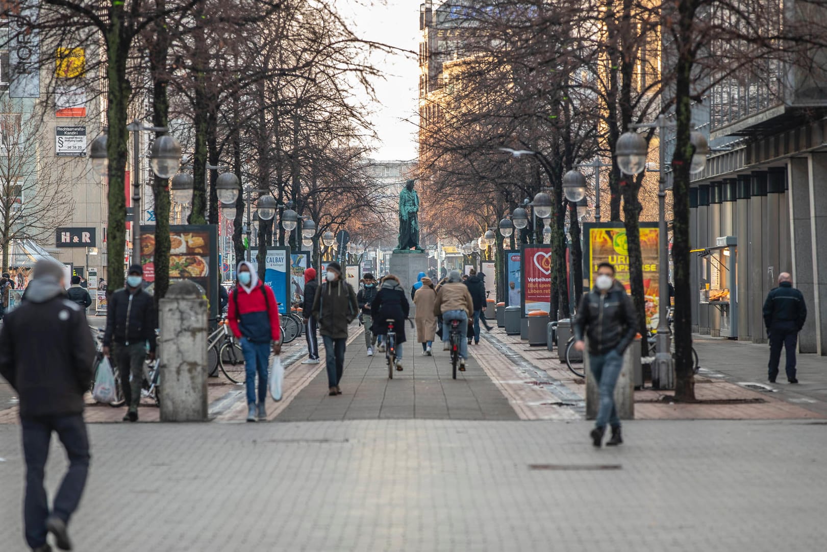 Passanten in der Hannoveraner Innenstadt (Archivbild): In Niedersachsen wurde die 2G-Regel für den Einzelhandel bereits im Dezember gekippt. Passanten in der Hannoveraner Innenstadt (Archivbild): In Niedersachsen wurde die 2G-Regel für den Einzelhandel bereits im Dezember gekippt.