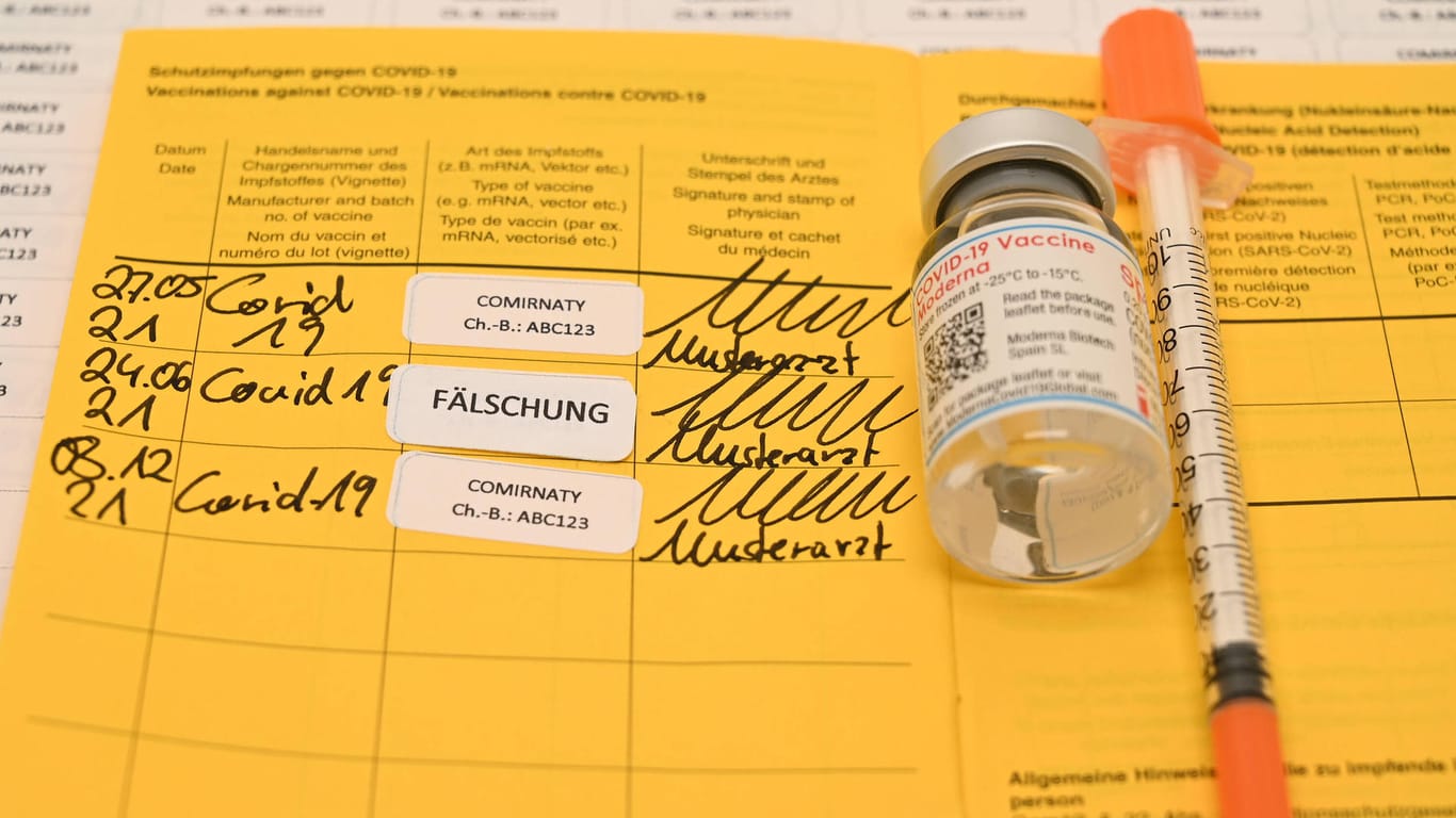 Gesundheitszeugnis zum Nachweis von Impfungen (Symbolbild): Mehr als hundert gefälschte Impfnachweise sollen von dem Trio aus Bad Homburg erstellt worden sein.