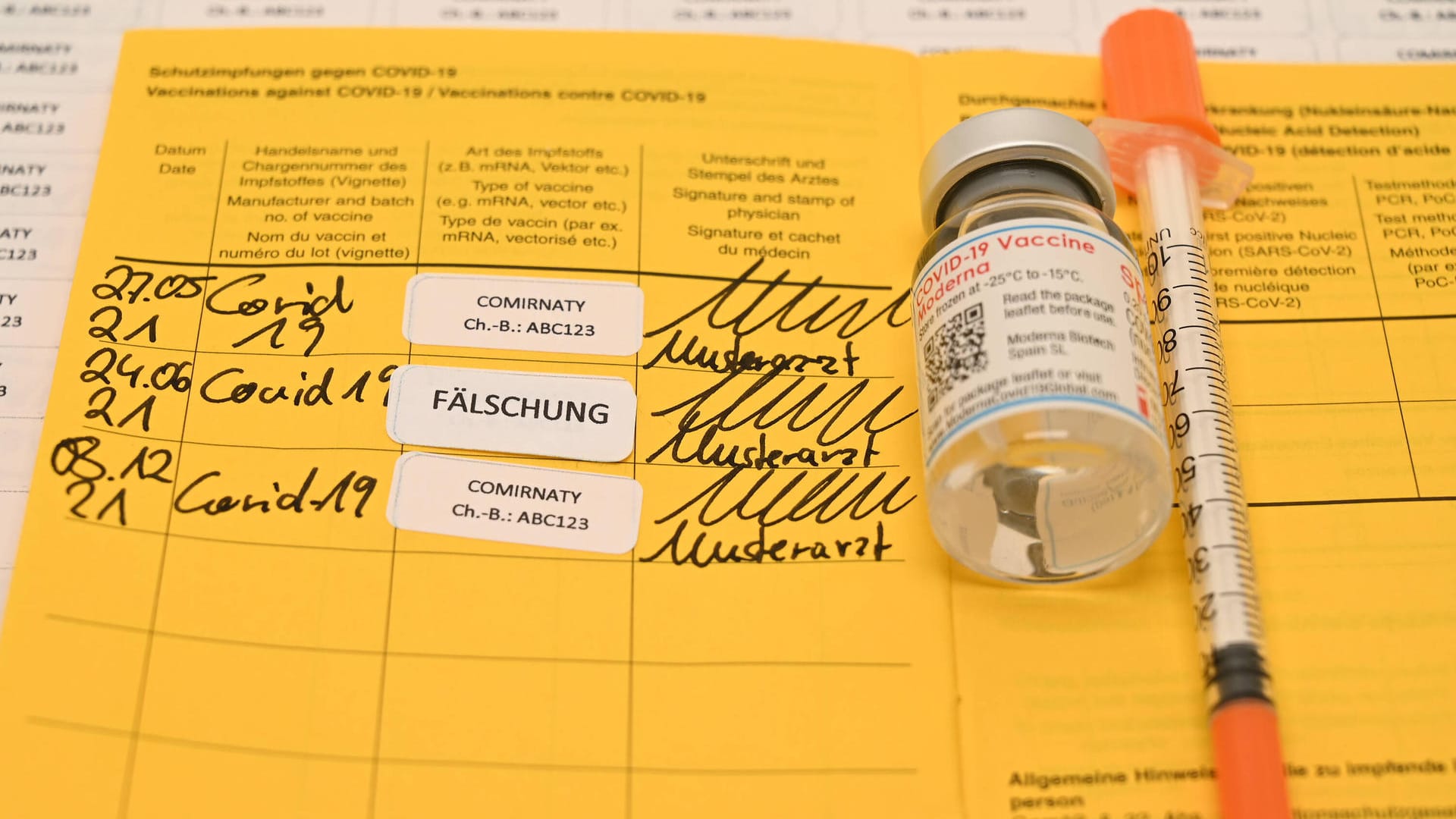 Gesundheitszeugnis zum Nachweis von Impfungen (Symbolbild): Mehr als hundert gefälschte Impfnachweise sollen von dem Trio aus Bad Homburg erstellt worden sein. Gesundheitszeugnis zum Nachweis von Impfungen (Symbolbild): Mehr als hundert gefälschte Impfnachweise sollen von dem Trio aus Bad Homburg erstellt worden sein.