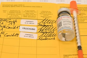 Gesundheitszeugnis zum Nachweis von Impfungen (Symbolbild): Mehr als hundert gefälschte Impfnachweise sollen von dem Trio aus Bad Homburg erstellt worden sein.