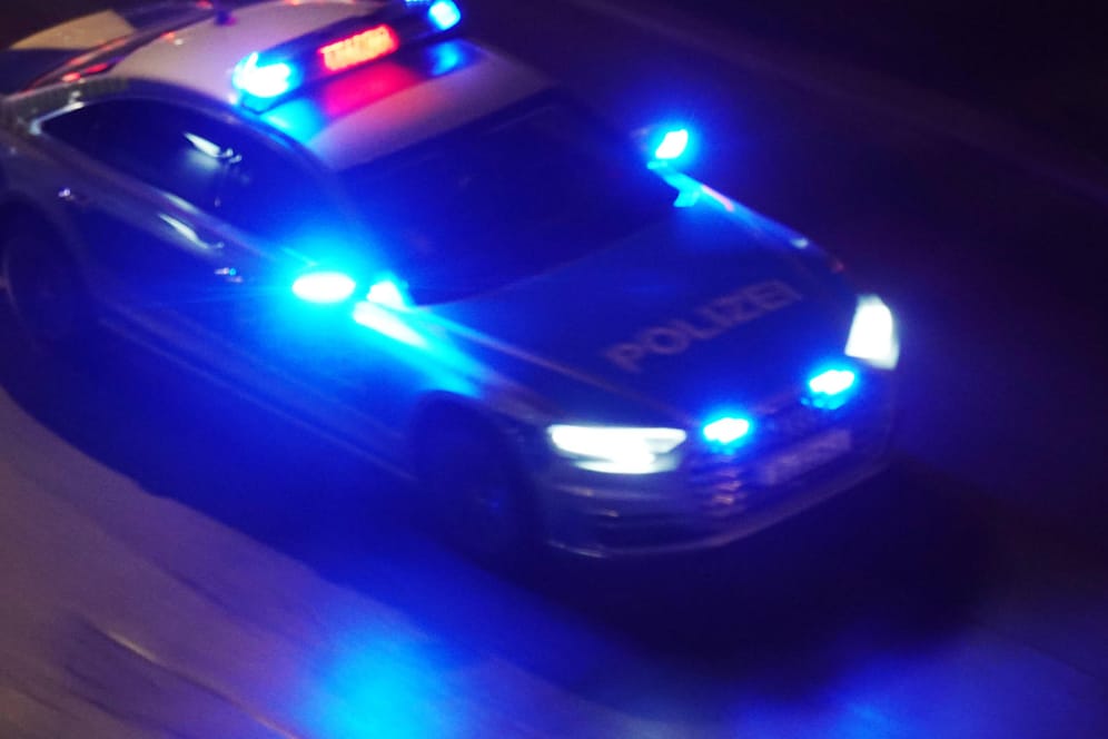 Ein Fahrzeug der Berliner Polizei auf nächtlicher Einsatzfahrt (Archivbild): EIn 15-Jähriger wurde im Auto seines Vaters von der Berliner Polizei gestoppt.