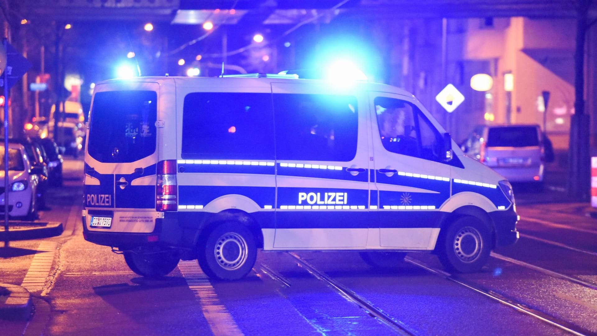 Polizei im Einsatz (Symbolfoto): Der Mann verging sich innerhalb eines Zeitraums von rund zwei Stunden mehrfach an der Frau.