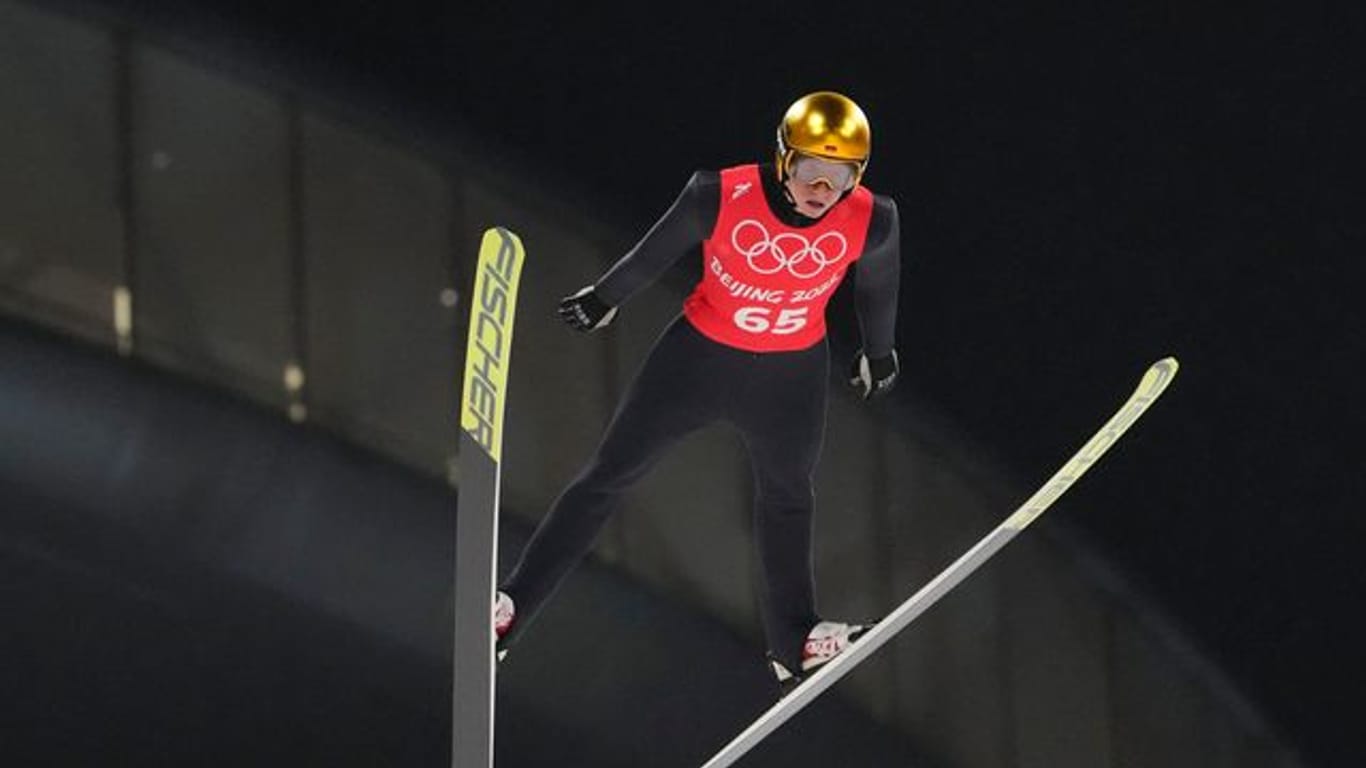 Für Deutschlands derzeit besten Skispringer Karl Geiger lief das erste Training auf der Olympia-Schanze nicht nach Maß.