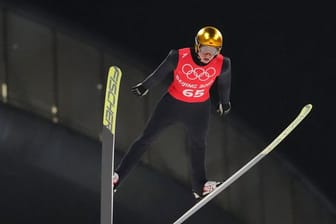 Für Deutschlands derzeit besten Skispringer Karl Geiger lief das erste Training auf der Olympia-Schanze nicht nach Maß.