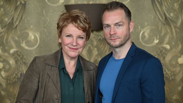 Die Schauspieler Mariele Millowitsch (l) und Hinnerk Schönemann als TV-Ermittler im ZDF.