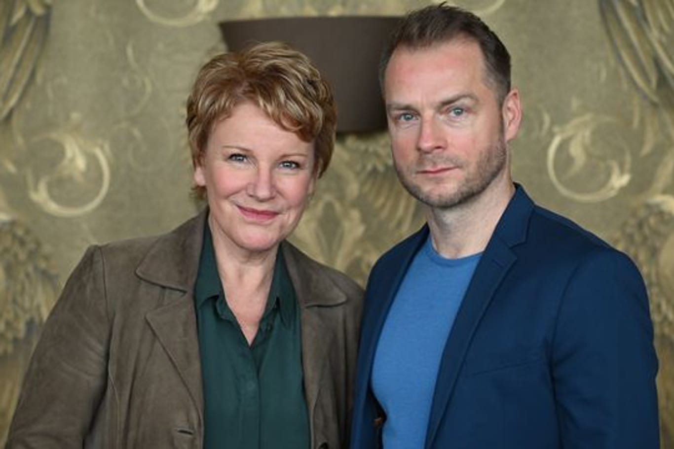 Die Schauspieler Mariele Millowitsch (l) und Hinnerk Schönemann als TV-Ermittler im ZDF.