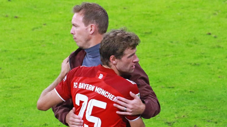 Julian Nagelsmann und Thomas Müller (vorne): Der Trainer sieht der Zukunft des Bayern-Stars gelassen entgegen.