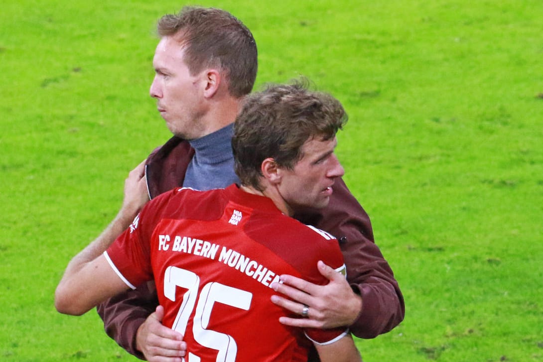 Julian Nagelsmann und Thomas Müller (vorne): Der Trainer sieht der Zukunft des Bayern-Stars gelassen entgegen.