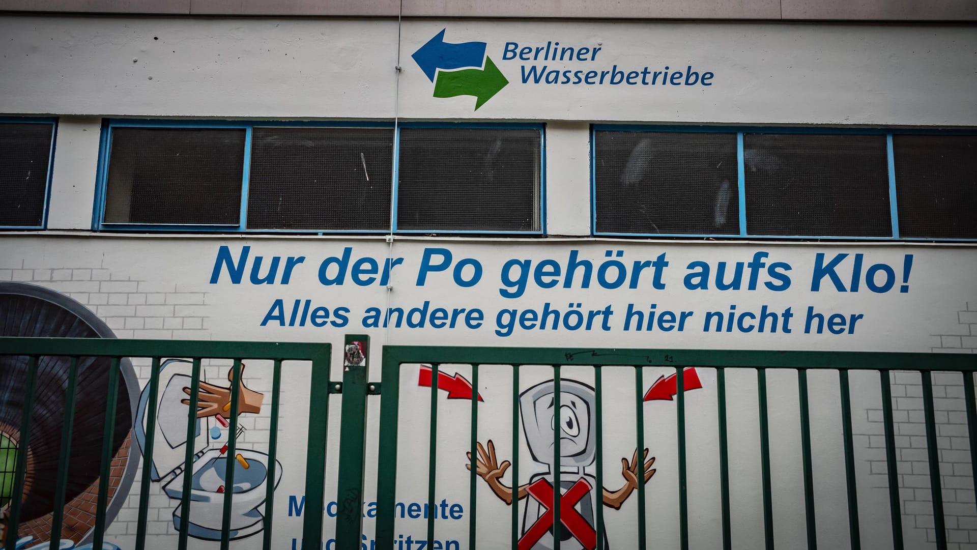 Werbung der Berliner Wasserbetriebe (Archivbild): "Nur der Po gehört aufs Klo". Werbung der Berliner Wasserbetriebe (Archivbild): "Nur der Po gehört aufs Klo".
