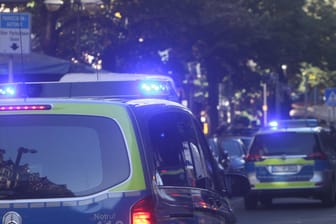 Polizei in Frankfurt bei einem Einsatz (Archvbild): Ein Streifenwagen stoppte den 18-jährigen BMW-Fahrer.