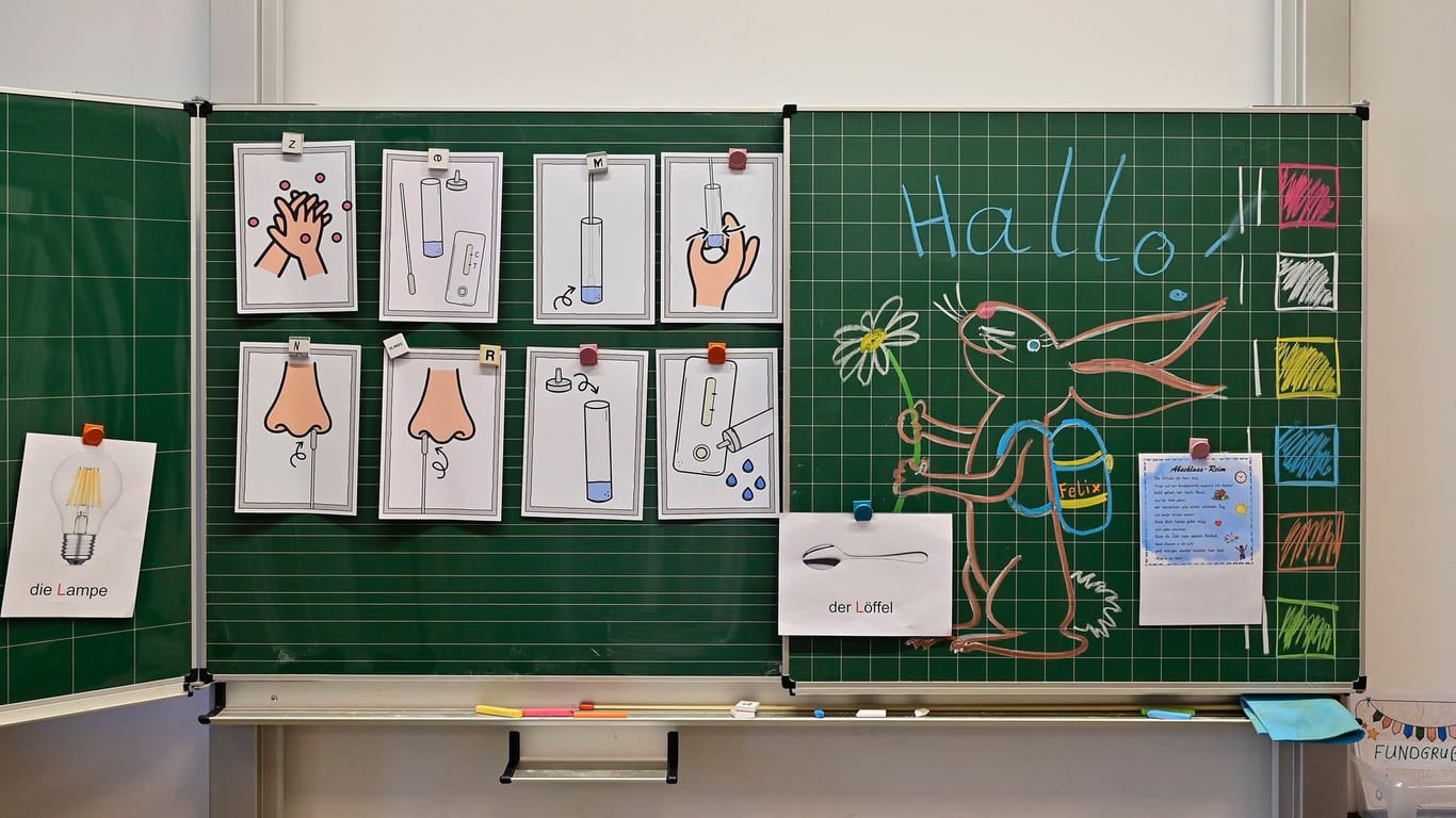 Anleitung für einen Corona-Test für Kinder an einer Tafel (Symbolbild): Das geänderte Testverfahren sorgt unter Eltern in NRW für Unmut.