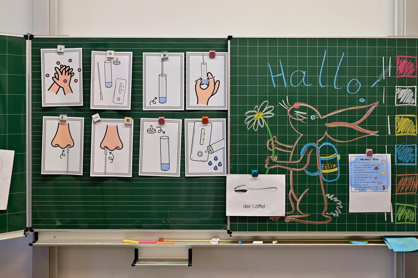 Anleitung für einen Corona-Test für Kinder an einer Tafel (Symbolbild): Das geänderte Testverfahren sorgt unter Eltern in NRW für Unmut.