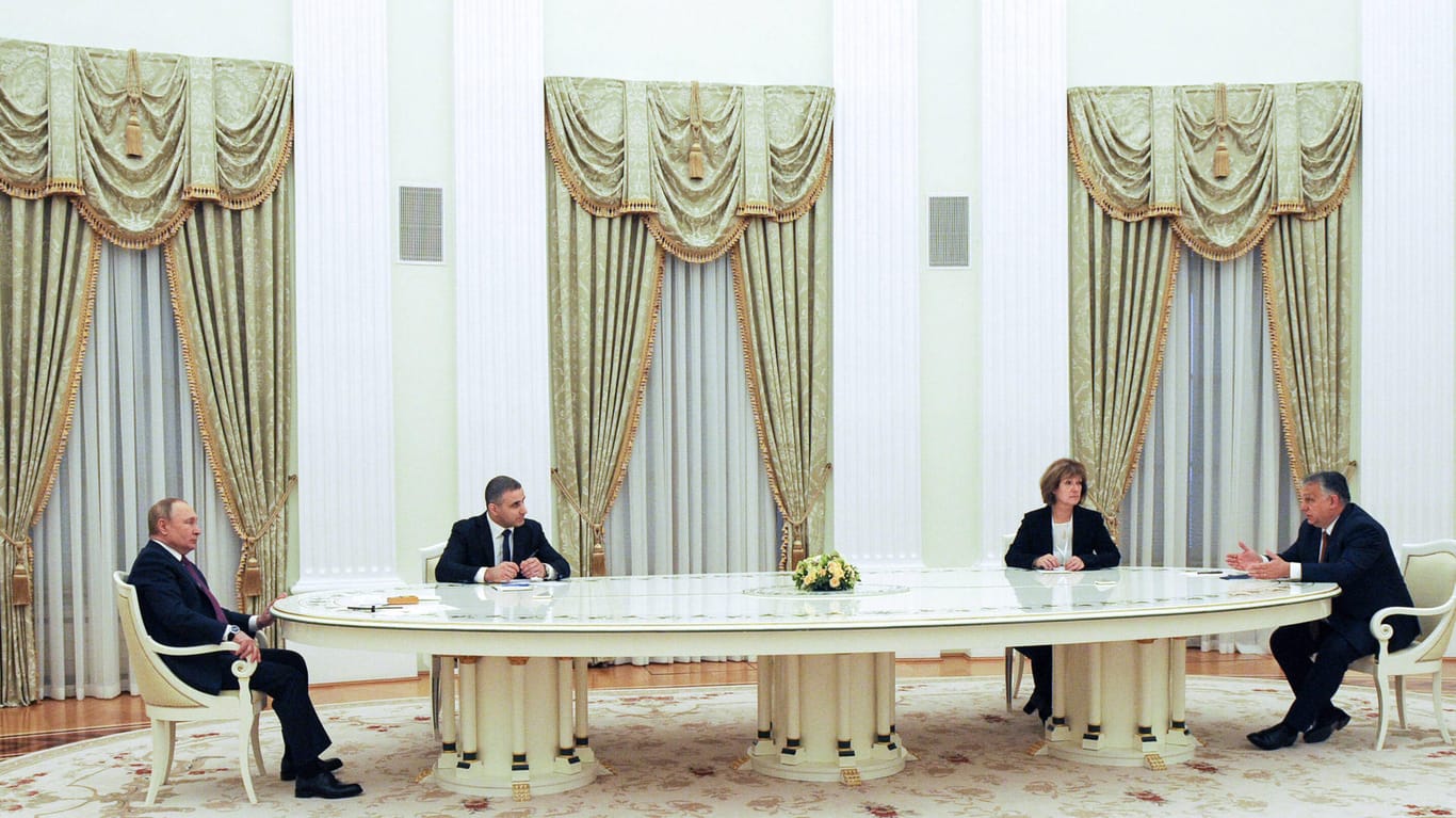 Orbán bei Putin: In seinem ganzen Leben habe er noch nie so einen langen Tisch gesehen, sagte Orbán danach bewundernd.