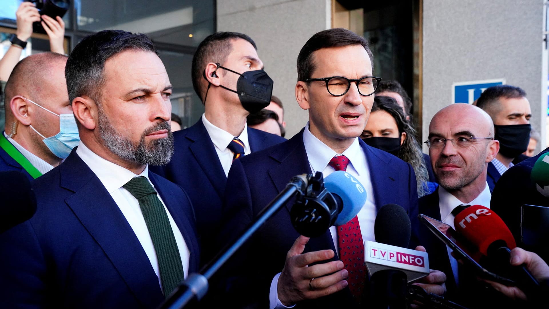 Vox-Parteichef Santiago Abascal Conde (l.) und Polens Premierminister (r.): Mateusz Morawiecki drängt auf eine harte Linie gegenüber Russland.