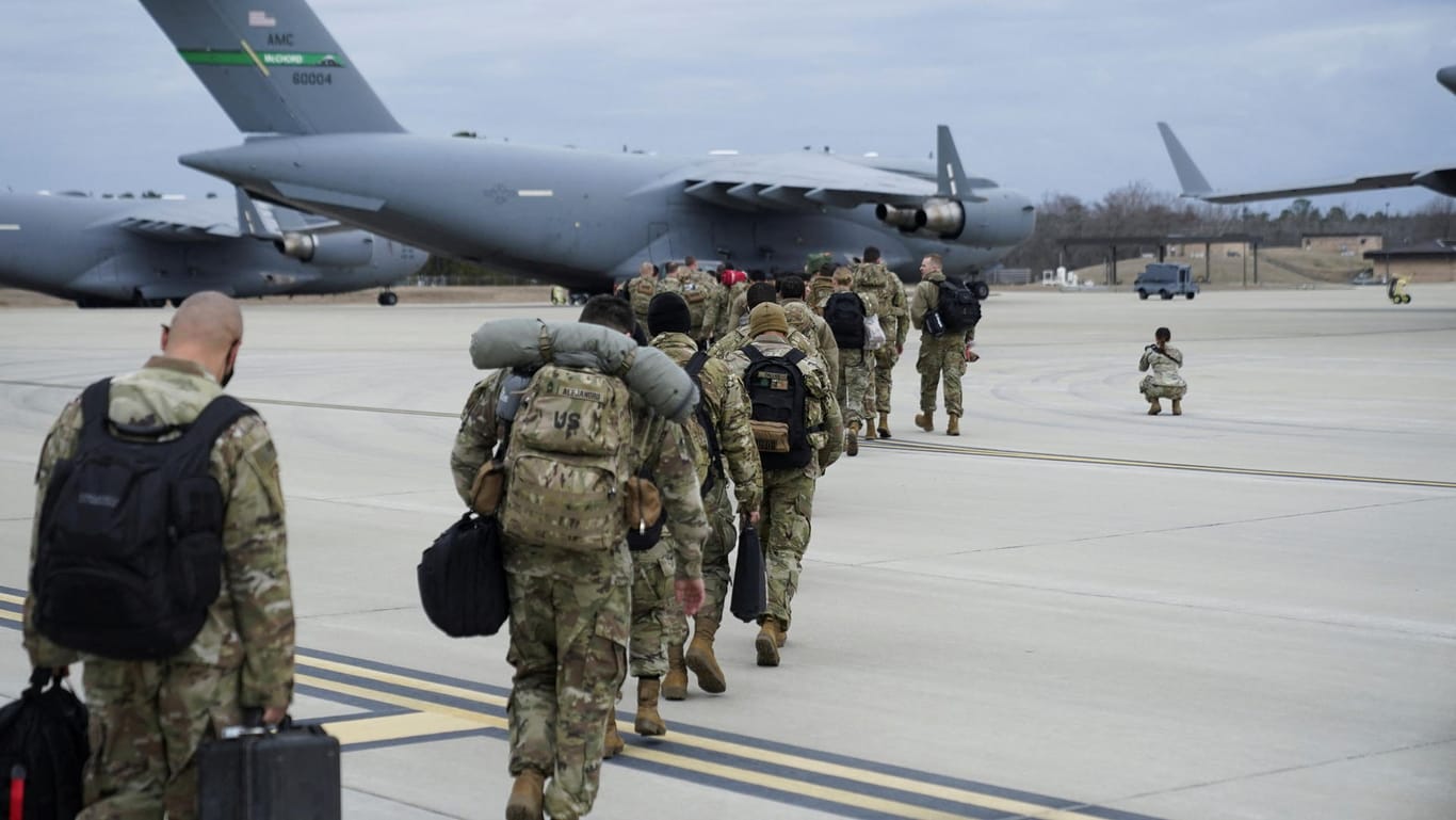 Soldaten beim Abflug aus North Carolina: Die USA haben angekündigt, mehr Truppen nach Deutschland und Osteuropa zu verlegen.