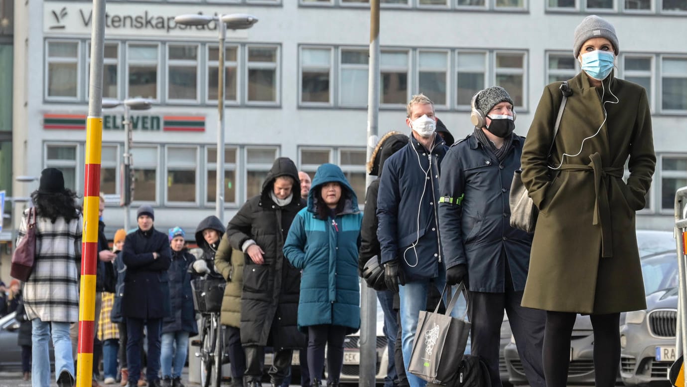 Warten für die Impfung: Rund 75 Prozent der Schweden sind mindestens einmal gegen das Coronavirus geimpft.