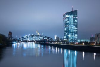 Die Zentrale der EZB in Frankfurt: Die Währungshüter halten es für zu früh, um an der Zinsschraube zu drehen.