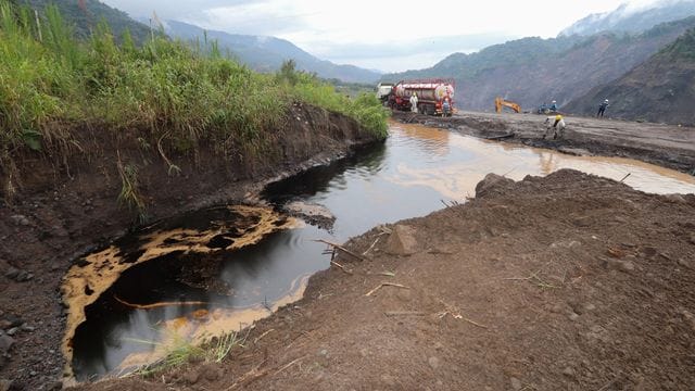 Nach heftigen Regenfällen war Ende vergangener Woche bei einem Erdrutsch in der Region Piedra Fina in der Provinz Napo eine Pipeline des Energiekonzerns OCP leckgeschlagen. Nach heftigen Regenfällen war Ende vergangener Woche bei einem Erdrutsch in der Region Piedra Fina in der Provinz Napo eine Pipeline des Energiekonzerns OCP leckgeschlagen.