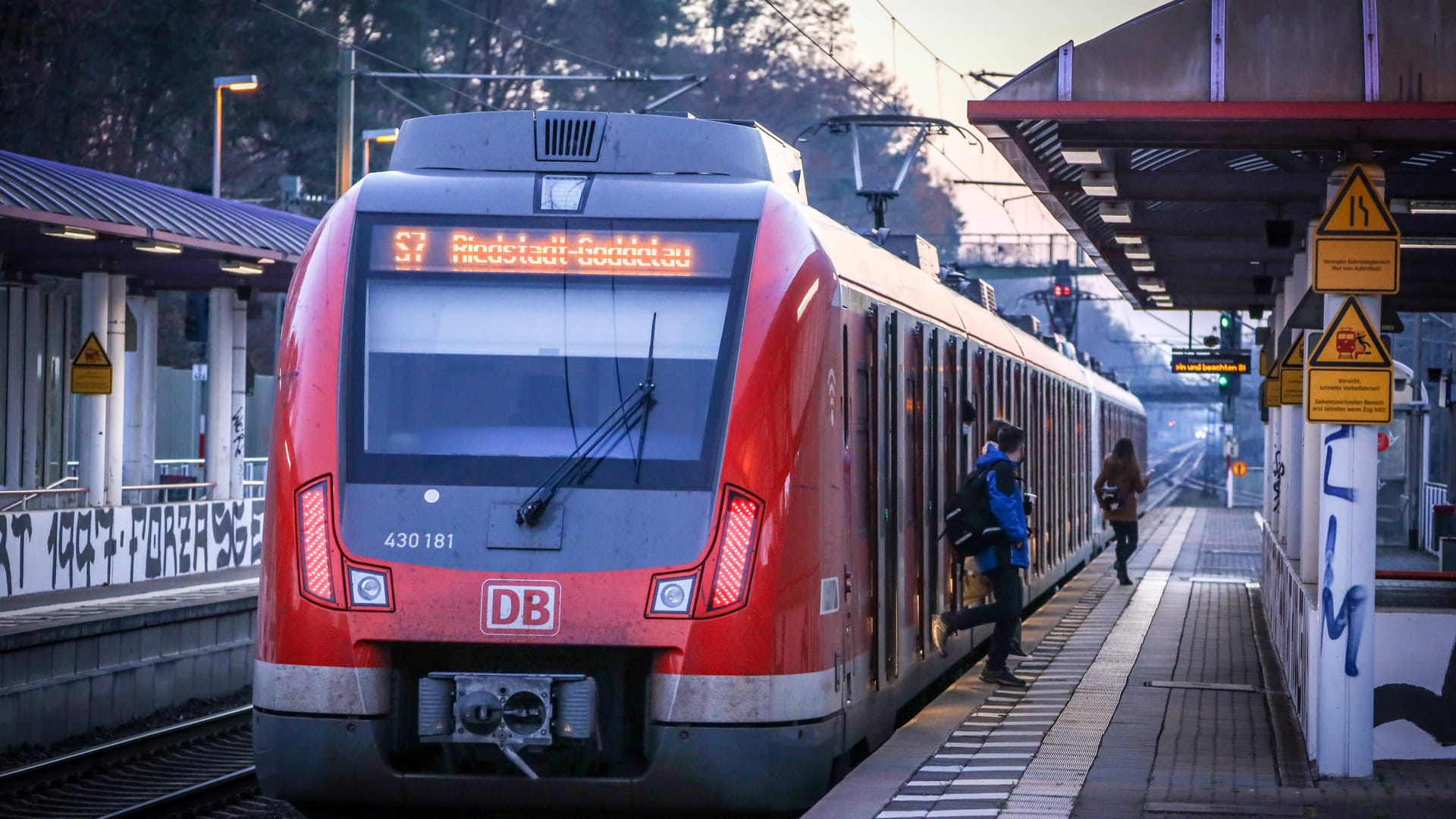 Eine S-Bahn steht an einem Bahnhof (Symbolbild): Der Mann hatte die Frau bei seiner Flucht geschubst.