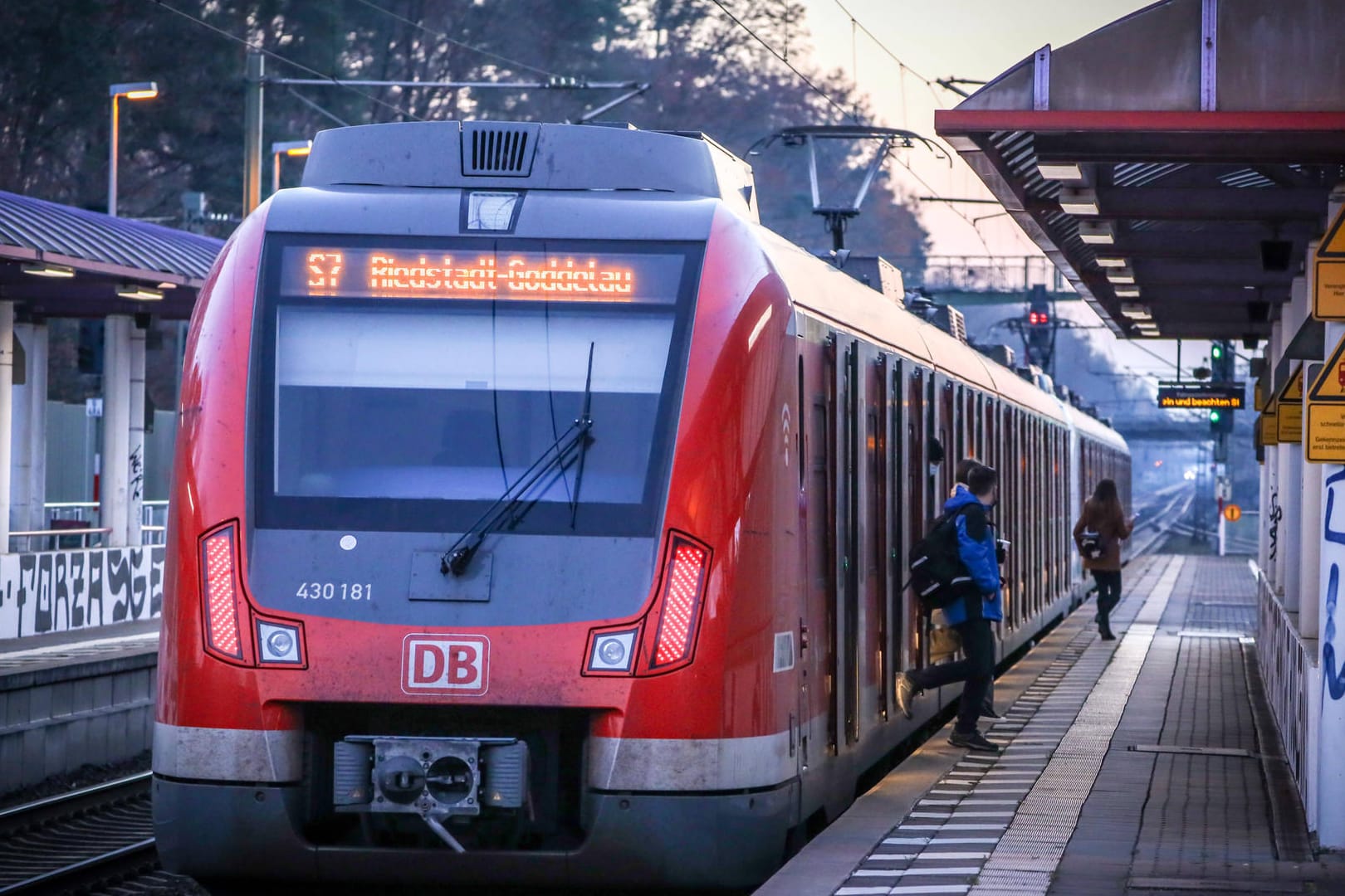 Eine S-Bahn steht an einem Bahnhof (Symbolbild): Der Mann hatte die Frau bei seiner Flucht geschubst.