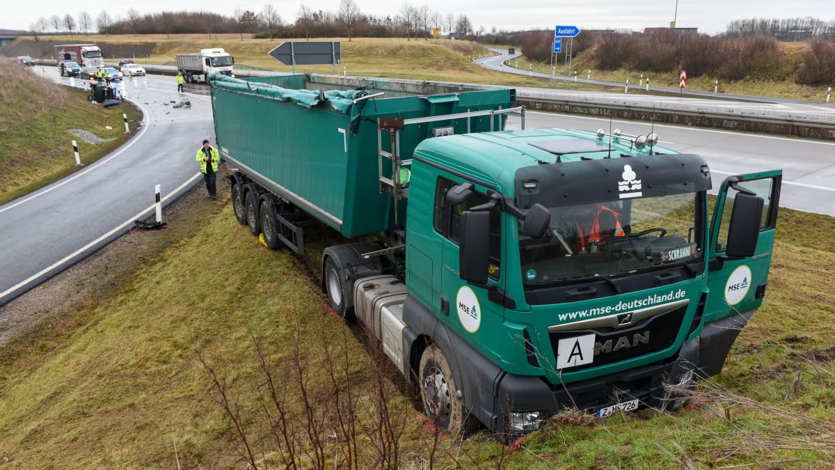 Der Lkw steht auf der Grünfläche der Ausfahrt: Der Fahrer kam mit einem Schock davon.