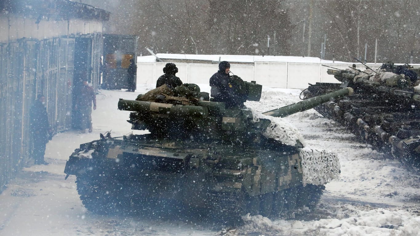 Soldaten der ukrainischen Armee (Symbolbild): Will Russland einen Angriff mit Schauspielern in ukrainischen Uniformen fingieren?