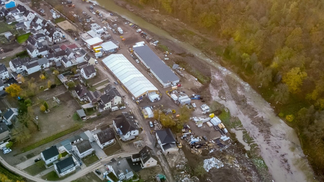 Walporzheim: An einem Seitensträßchen hatten das Baustoffzelt (weißes Dach) mit Baumaterialien für Betroffene und das Containerdorf (unter dem schwarzen Dach) ihren Standort.