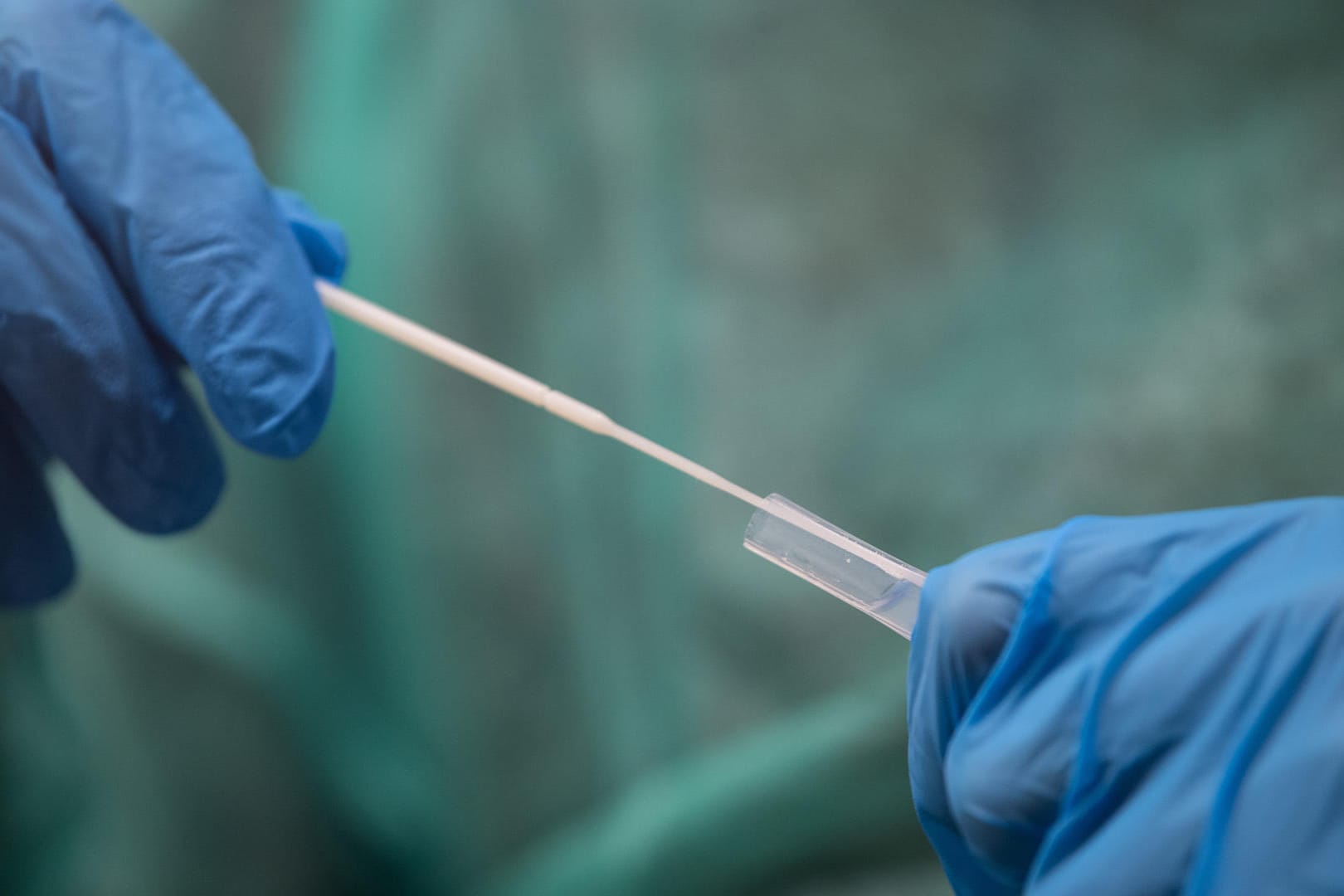 Schnelltest auf das Coronavirus: Omikron breitet sich in Deutschland weiter aus.