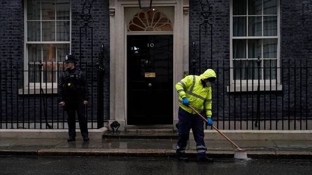 Fünf Mitarbeiter verlassen die Downing Street 10.