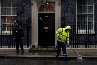 Fünf Mitarbeiter verlassen die Downing Street 10.